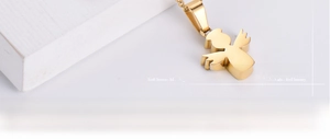 Gros plan d'un collier pendentif aile d'ange doré poli sur un fond blanc épuré