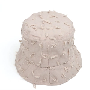 Détail du chapeau bob beige avec effet effiloché et textures de franges élégantes