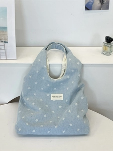 Blaue Denim-Tragetasche mit weißem Sterndruck und gewebtem Etikett in Freizeitoptik
