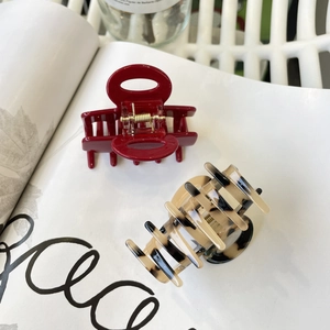 Elegant red and tortoiseshell acetate hair claws in medium square shape set of two