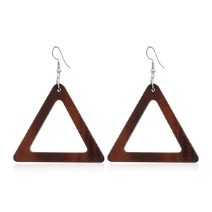 Vue détaillée de boucles d'oreilles triangulaires en bois marron avec crochets