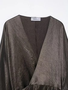 Gros plan détaillé du col en satin gris foncé avec étiquette de marque BBWM WOMAN