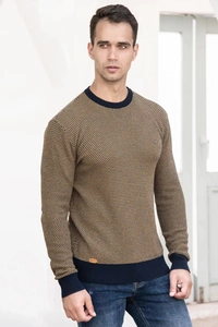 Detail der Textur des khakifarbenen Strickpullovers mit dunkelblauen Rippstrickbündchen