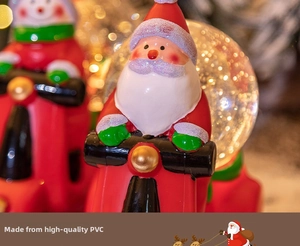 Détail du Père Noël à moto boule à neige fabriqué en matériau PVC de haute qualité