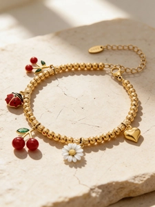 Bracelet à billes dorées avec breloques cerise, marguerite et coccinelle sur pierre