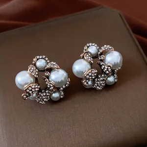 Orecchini a lobo floreali vintage con perle e strass su aghi d'argento