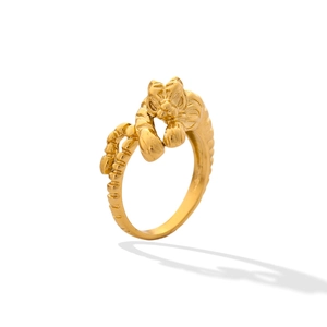 Close-up of a gold tiger-shaped ring made of polished steel in a retro French style