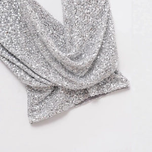 Haut dos nu à paillettes argentées élégant avec brillance métallique et drapé fluide