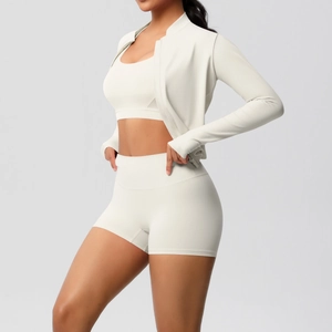 Vue détaillée de l'ensemble de fitness trois pièces avec veste de sport, haut et short