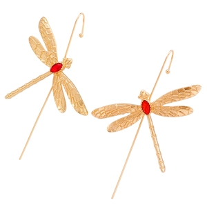 Détail de boucles d'oreilles libellule dorées avec ailes ciselées et pierre rouge