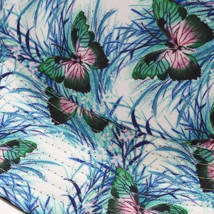 Gros plan sur l'imprimé papillon en tissu respirant avec détails de couture précis