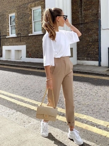 Pantaloni a vita alta color kaki da donna con t-shirt bianca per un look casual ed elegante