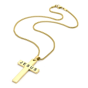 Gros plan du pendentif croix en acier titane doré avec gravure JESUS et chaîne