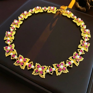 Vintage gouden ketting met roze bloemstenen en parels in sierlijke Franse hofstijl