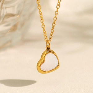 Collier élégant avec pendentif coeur doré et nacre blanche sur chaîne fine en or