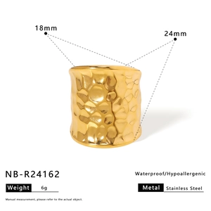 Gedetailleerde afmetingen van een brede gehamerde gouden stalen ring met 18mm binnendiameter