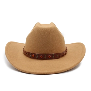 Détail du chapeau en feutre de laine camel avec ruban en cuir tressé et rivets