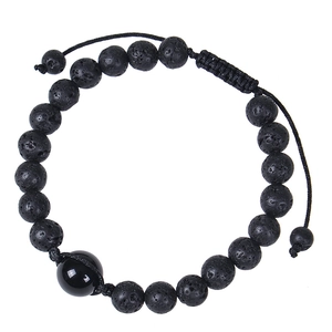 Dettaglio del bracciale in pietra vulcanica nera con cordino intrecciato e perla lucida