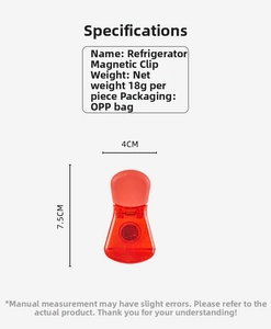 Dettaglio di una clip magnetica rossa traslucida da 7,5 cm per alimenti su sfondo bianco