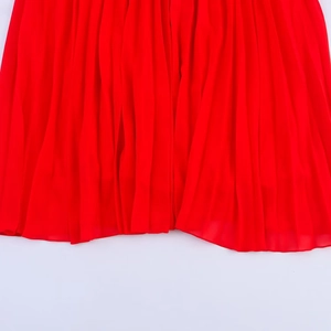 Robe midi rouge élégante avec détails plissés en mousseline fluide de haute qualité