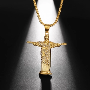 Vergoldete Jesus-Anhänger-Halskette mit klaren Kristallen auf schlichtem schwarzem Grund