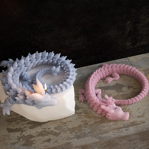Dettaglio ravvicinato di candele a forma di drago 3D con trame a scaglie e traslucenza luminosa