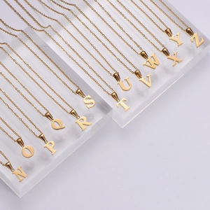 Collier minimaliste en acier inoxydable plaqué or 18k avec pendentif initiale