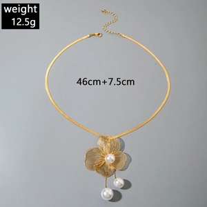 Détail du collier feuille de ginkgo montrant le poids de 12,5 g et la longueur de 46 cm