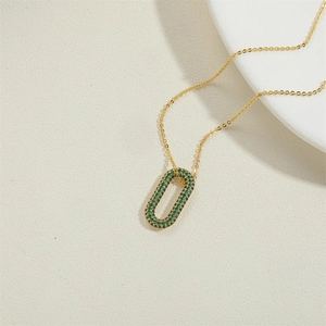 Collier en or avec pendentif ovale orné de zircons verts brillants sertis
