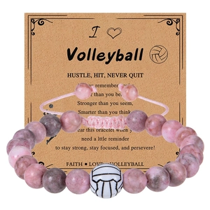 Dettaglio del braccialetto pallavolo in pietra zebra rosa su carta kraft con testo motivante