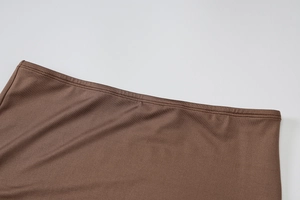 Détail de couture à double aiguille sur tissu extensible marron pour ensemble été