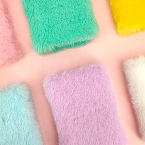 Close-up van pluizige A7 mini-notitieboekjes in zes vrolijke pastel pluche kleuren