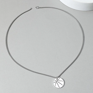 Detail van basketbal hanger ketting van roestvrij staal met een klassieke box chain schakel