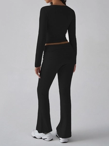 Vue arrière du haut court à manches longues noir et pantalon de yoga évasé en tricot