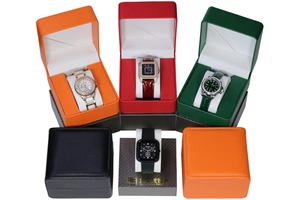 Verschillende luxe horlogedozen met diamanten, vierkante en duikhorloges in diverse kleuren
