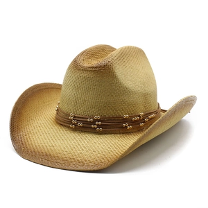 Vintage Western-Strohhut mit gebogener Krempe und Lederband mit goldenen Perlen
