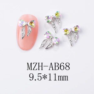 Bijoux à ongles nœud argenté avec strass cœur AB, montrés sur un ongle rose