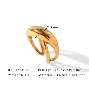Dettaglio anello in acciaio inossidabile placcato oro 18K con design geometrico incrociato da 7,5 mm