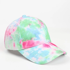 Détail de la casquette de baseball tie-dye colorée en coton dégradé rose, vert et bleu