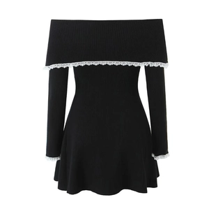 Elegante vestido de punto negro con hombros descubiertos y encaje blanco fino
