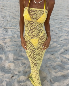 Nahaufnahme der gelben Spitze-Häkelstruktur auf einem schmalen Strandkleid mit Bikini
