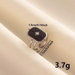 Macro detail of 304 stainless steel star ring showing dimensions 1.9cm and 3.7g weight