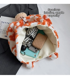Innenansicht des Plüsch-Tote-Bag mit Platz für Handy, Regenschirm und Portemonnaie