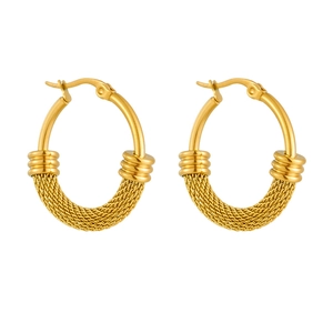 Boucles d'oreilles créoles dorées en acier inoxydable avec texture en maille et anneaux