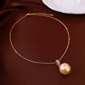 Collier plaqué or 18 carats avec grand pendentif perle dorée et détails en zircon