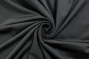 Dettaglio del tessuto nero ad alta densità con una texture opaca liscia e setosa