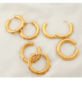 Détail de quatre paires de créoles plaquées or 18 carats ornées de zircons multicolores
