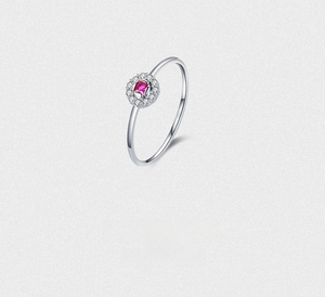 Dettaglio dell'anello in argento S925 con rubino quadrato e marchio del materiale