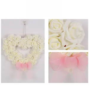 Détails des pétales de roses blanches et du nœud en organza rose sur la couronne