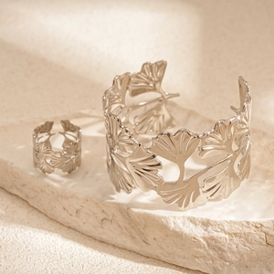 Détails de gravure de feuilles de ginkgo sur l'ensemble bracelet et bague en argent